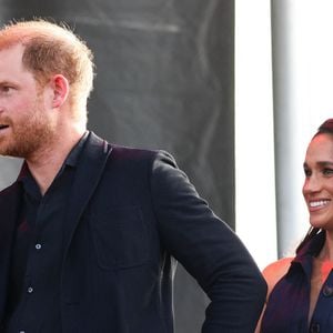 De son côté, son époux était vêtu de noir, avec une chemise légèrement ouverte. Il a pris la parole sur scène avec sa compagne à ses côtés, laissant ainsi leur complicité se dévoiler au grand jour.

20 septembre 2025, Santa Barbara, Californie, États-Unis : Le prince Harry, duc de Sussex, remet une récompense à Sam Dudley, pompier du comté de Santa Barbara, qui travaille avec l'unité canine de sauvetage. Ils assistent au concert One805 Live, organisé dans la propriété de l'acteur Costner, en bord de mer à Santa Barbara, à Summerland, en Californie, afin de collecter des fonds pour des services de soutien psychologique et du matériel de sauvetage essentiel aux premiers intervenants. (Crédit image : © Amy Katz/ZUMA Press Wire / Bestimage)