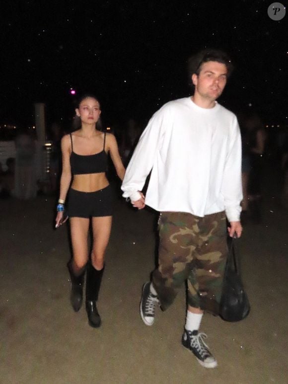 Coachella devient plus que jamais un défilé à ciel ouvert pour les stars

Leni Klum et son petit-ami Aris Rachevsky à Coachella à Indio, California. Photo par Backgrid USA / Bestimage