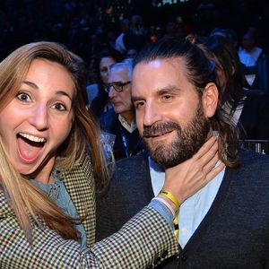 Avec le temps Léo et Grégoire Ludig sont devenus proches, ils travaillent même ensemble à présent. 

Marie Portolano et son mari Grégoire Ludig lors du gala de boxe Univent à l'AccorHotels Arena de Paris pour le championnat du monde WBA le 15 novembre 2019.

© Veeren / Bestimage