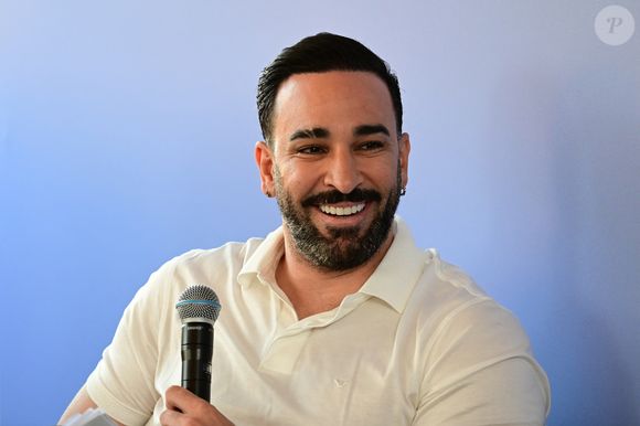 Il a d'ores et déjà une idée très précise du titre qu'il aimerait donner à ce projet audiovisuel : "Adil".

Une conférence sur le thème de la création de nouveaux horizons entre sport et divertissement avec Adil Rami, Sarah Ourahmoune, Allison Pineau et Inès Lagdiri-Nastasi au Loft Akili Mirari - Hôtel Five Seas à Cannes le mardi 19 mai 2026. © Romain Doucelin / Bestimage