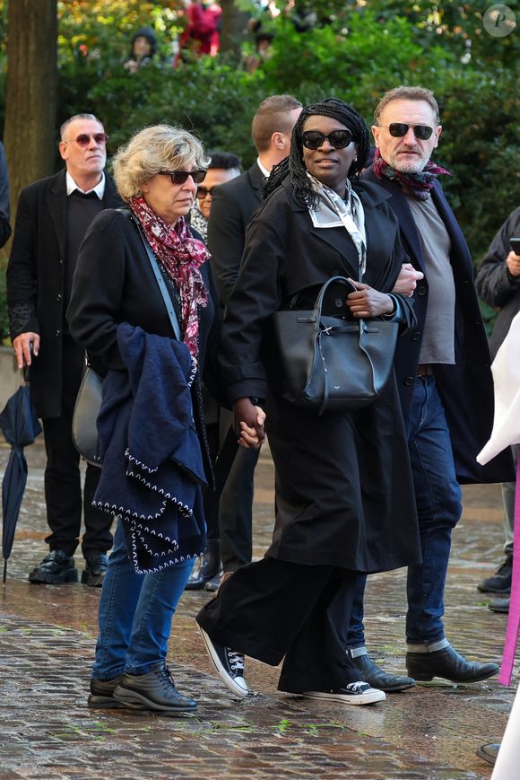 Ramatoulaye Diop, la compagne du défunt, Jean-Paul Rouve - Sortie des Obsèques de Michel Blanc en l'église Saint-Eustache à Paris, le 10 octobre 2024. 
© Moreau / Jacovides / Bestimage