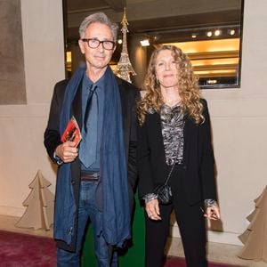 Thierry Lhermitte et sa femme Hélène lors de la 22ème édition des "Sapins de Noël des Créateurs" au théâtre des Champs-Elysées. Paris, le 17 novembre 2017.
© Pierre Perusseau/Bestimage