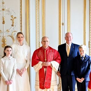 Le pape Léon XIV avec le prince Albert II de Monaco, la princesse Charlène,le prince Jacques et la princesse Gabriella - Entretien au palais pricnier et photo officielle - Visite historique du pape Léon XIV à Monaco le 28 mars 2026.
© Bruno Bebert - Dominique Jacovides / Bestimage