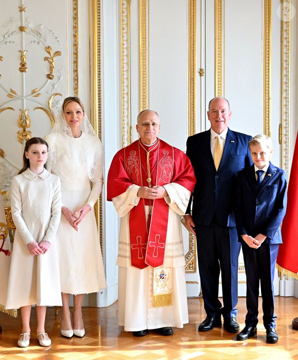 Le pape Léon XIV avec le prince Albert II de Monaco, la princesse Charlène,le prince Jacques et la princesse Gabriella - Entretien au palais pricnier et photo officielle - Visite historique du pape Léon XIV à Monaco le 28 mars 2026.
© Bruno Bebert - Dominique Jacovides / Bestimage
