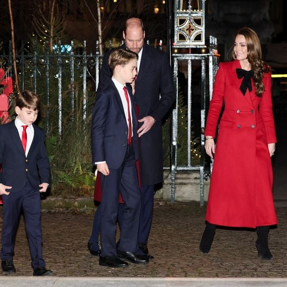 Kate a déclaré à propos de Louis : "Il a gardé le secret pendant, quoi, presque deux semaines maintenant".

La famille royale d'Angleterre assiste à la messe "Together At Christmas Carol" à l'abbaye de Westminster à Londres, Royaume-Uni le 6 Décembre, 2024