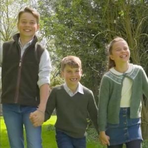 Le prince George célèbre son 12e anniversaire tout sourire, accompagné de ses frères et sœurs, la princesse Charlotte, 10 ans, et le prince Louis, 7 ans, dans une vidéo tournée dans les coulisses d'une séance photo.
©JLPPA / Bestimage