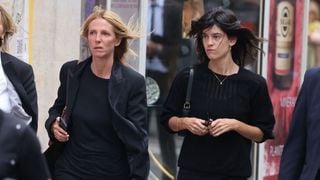Sandrine Kiberlain photographiée avec sa fille Suzanne Lindon : elles partagent un moment privilégié avec une chanteuse sur l'ïle de Ré