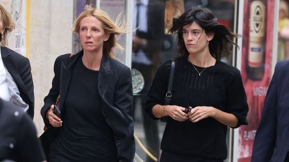 Sandrine Kiberlain photographiée avec sa fille Suzanne Lindon : elles partagent un moment privilégié avec une chanteuse sur l'ïle de Ré