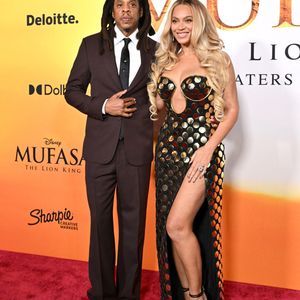 Visé avec le chanteur P. Diddy par une plainte pour viol sur mineur, il a décidé de ne pas se cacher


Jay-Z et Beyonce lors de la première de "Mufasa" le 9 décembre 2024 à Hollywood