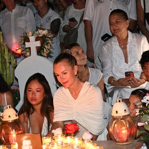 Exclusif - Hommage de Laeticia Hallyday et de sa fille Joy pour le huitième anniversaire de la mort de Johnny Hallyday au cimetière de Lorient sur l'île de Saint-Barthélemy, Antilles françaises, France, le 5 décembre 2025. © Xavier Merchet-Thau/Bestimage Pour infos voir vendeur