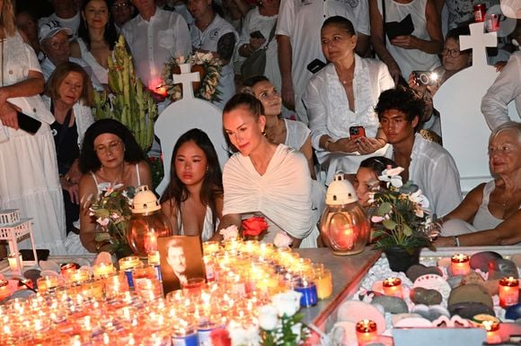 Exclusif - Hommage de Laeticia Hallyday et de sa fille Joy pour le huitième anniversaire de la mort de Johnny Hallyday au cimetière de Lorient sur l'île de Saint-Barthélemy, Antilles françaises, France, le 5 décembre 2025. © Xavier Merchet-Thau/Bestimage Pour infos voir vendeur