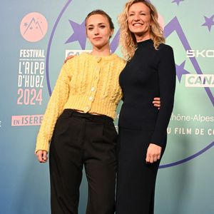 Chloé Jouannet et Alexandra Lamy posant pour un photocall lors du 27e Festival du film de comédie à L'Alpe d'Huez, France, le 17 janvier 2024. Photo par Mireille Ampilhac/ABACAPRESS.COM