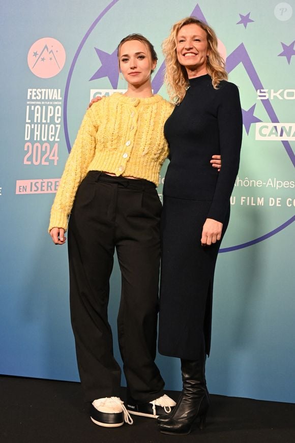 Chloé Jouannet et Alexandra Lamy posant pour un photocall lors du 27e Festival du film de comédie à L'Alpe d'Huez, France, le 17 janvier 2024. Photo par Mireille Ampilhac/ABACAPRESS.COM
