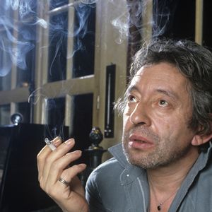 A Paris, Serge Gainsbourg chez lui, dans son hôtel particulier de la rue de Verneuil, posant au milieu de son bric-à-brac où il entasse des objets hétéroclites; en mai 1985. © Michel Marizy via Bestimage