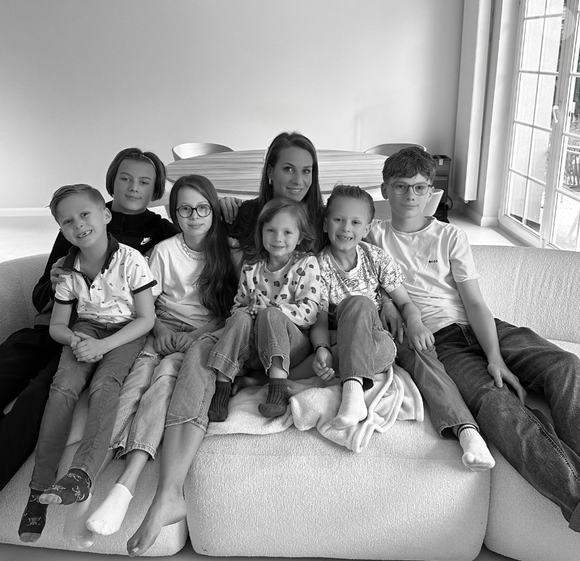 Camille Santoro de "Familles nombreuses" avec ses enfants, le 25 mai 2025