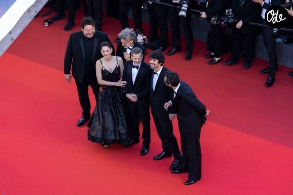 Denis Ménochet, Marion Cotillard, Leonardo Sbaraglia, Guillaume Canet, Simon Jacquet et Yodelice (Maxim Nucci) - Montée des marches du film « Karma » lors du 79ème Festival International du Film de Cannes, le 15 mai 2026. © Camilla Canalini / Bestimage