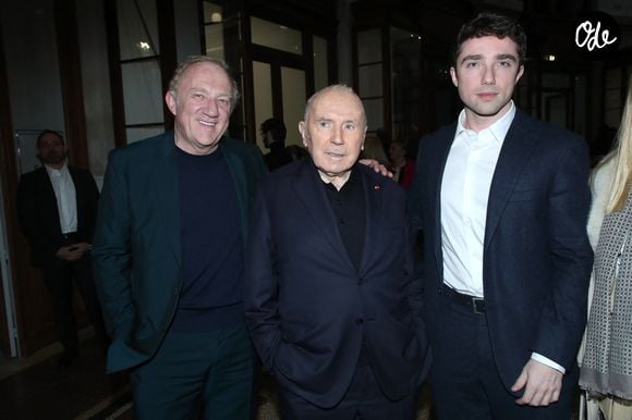 François Pinault entre son fils François-Henri Pinault et son petit-fils François Pinault Jr.  - Vernissage de "Corps et âmes", la nouvelle Collection Pinault à la Bourse du Commerce à Paris le 4 Mars 2025. © Bertrand Rindoff / Bestimage