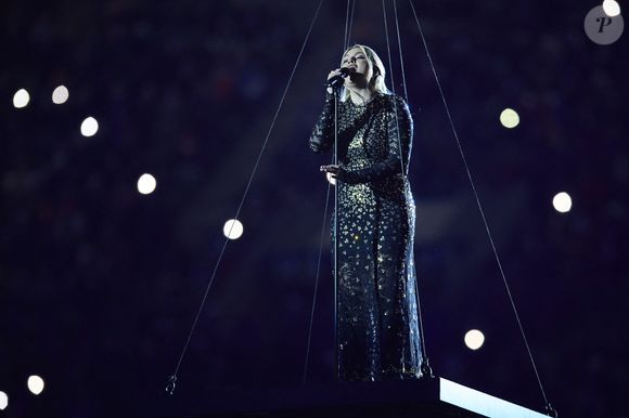La chanteuse Louane (Louane Emera), représentante de la France au concours de l'Eurovision, interpréte pour la première fois son titre Maman, en hommage à sa mère décédée lorsqu'elle avait 17 ans, devant les 80 000 spectateurs, suspendue sur une plateforme, plusieurs mètres au-dessus de la pelouse et des musiciens, du Stade de France à la mi-temps du match du Tournoi des Six Nations opposant la France à l'Écosse, à Saint-Denis, Seine Saint-Denis, France, le 15 mars 2025. © Cyril Moreau/Bestimage
