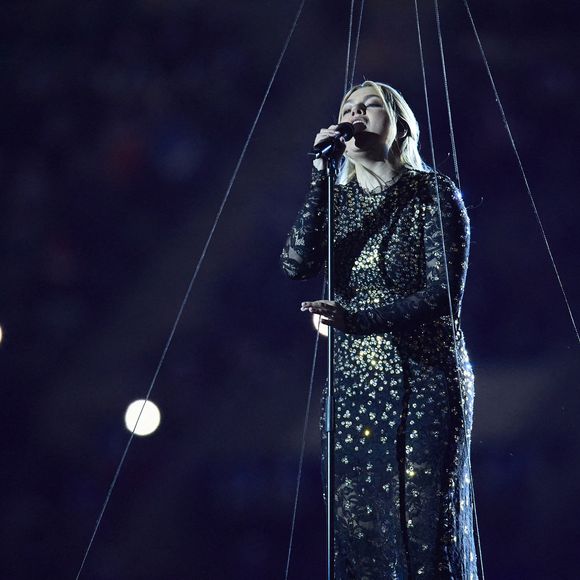 La chanteuse Louane (Louane Emera), représentante de la France au concours de l'Eurovision, interpréte pour la première fois son titre Maman, en hommage à sa mère décédée lorsqu'elle avait 17 ans, devant les 80 000 spectateurs, suspendue sur une plateforme, plusieurs mètres au-dessus de la pelouse et des musiciens, du Stade de France à la mi-temps du match du Tournoi des Six Nations opposant la France à l'Écosse, à Saint-Denis, Seine Saint-Denis, France, le 15 mars 2025. © Cyril Moreau/Bestimage