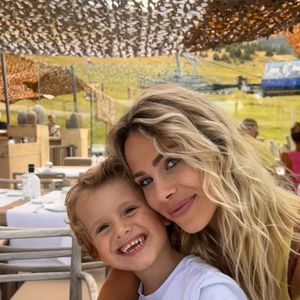 Son fils Nino l’accompagne parfois sur les courses et les plateaux de télévision.

Marion Rousse immortalisée sur Instagram avec son fils Nino.