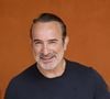 Touché par cette attention, l'acteur avait publiquement exprimé sa gratitude sur le plateau de "C à vous". Mais, ça ne s'est pas arrêté là...

Jean Dujardin lors des Internationaux de France de tennis de Roland-Garros 2026, à Paris, en France, le 7 juin 2026. 

© Jacovides-Moreau/Bestimage