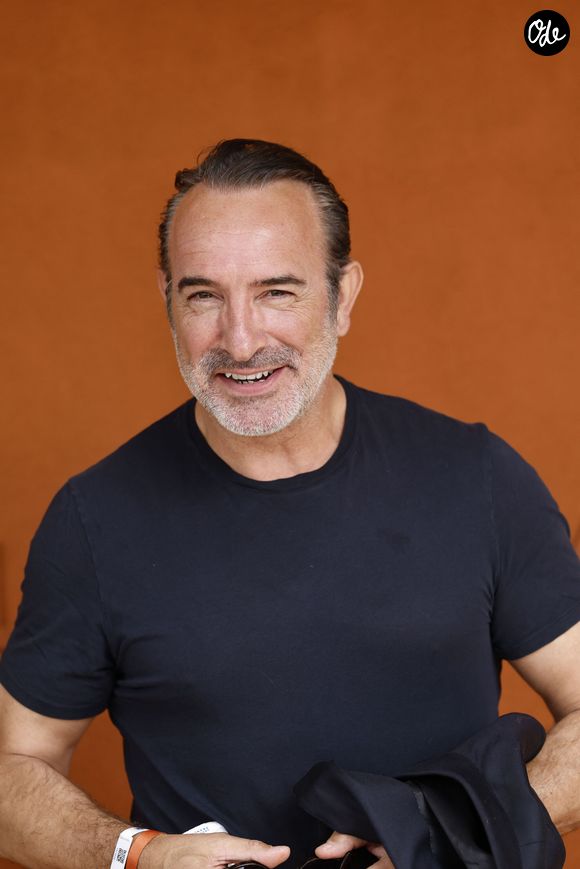 Touché par cette attention, l'acteur avait publiquement exprimé sa gratitude sur le plateau de "C à vous". Mais, ça ne s'est pas arrêté là...

Jean Dujardin lors des Internationaux de France de tennis de Roland-Garros 2026, à Paris, en France, le 7 juin 2026. 

© Jacovides-Moreau/Bestimage