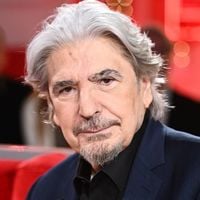 "Je suis contraint de rester sur place" : A 83 ans, Serge Lama évoque son état mais garde le moral