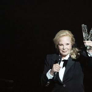 Sylvie Vartan reçoit sur scène un prix d'honneur des mains de David Hallyday lors de la 40e cérémonie des Victoires de la Musique, qui s'est tenue à La Seine Musicale le 14 février 2025 à Boulogne-Billancourt, en France. Photo de David NIVIERE/ABACAPRESS.COM