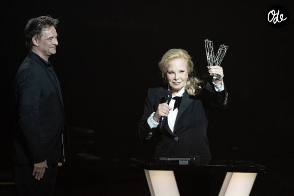 Sylvie Vartan reçoit sur scène un prix d'honneur des mains de David Hallyday lors de la 40e cérémonie des Victoires de la Musique, qui s'est tenue à La Seine Musicale le 14 février 2025 à Boulogne-Billancourt, en France. Photo de David NIVIERE/ABACAPRESS.COM