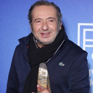 Patrick Timsit - Photocall de la cérémonie d'ouverture du festival de la fiction TV de La Rochelle avec la projection du film "Les disparues de la gare" le 16 septembre 2025.
© Denis Guignebourg / Bestimage