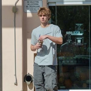 EXCLUSIVE Calabasas, CA Le plus jeune fils de Britney Spears et Kevin Federline, Jayden Federline, a été vu en train d'acheter un smoothie à Erewhon Market à Calabasas. L'adolescent a opté pour un look décontracté avec un T-shirt Nike gris, un pantalon cargo et des baskets blanches alors qu'il profitait de la sortie ensoleillée de l'après-midi.
Sur la photo : Jayden Federline