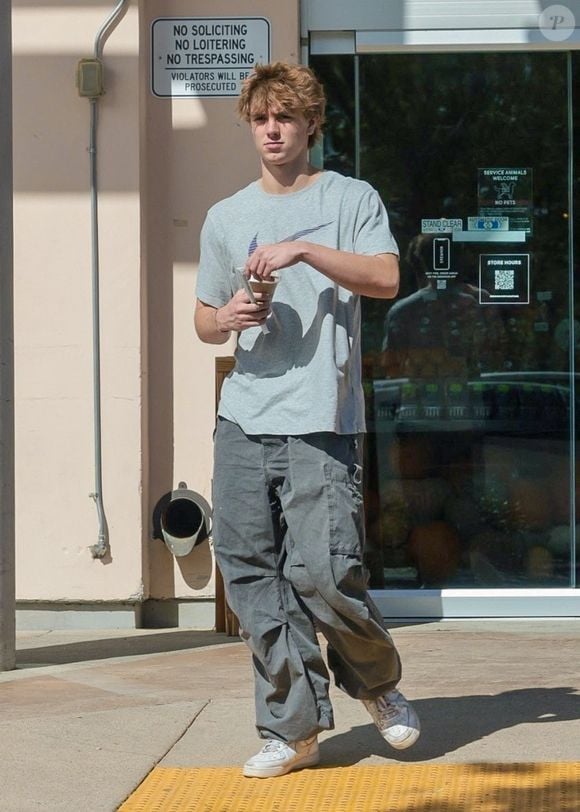 EXCLUSIVE Calabasas, CA Le plus jeune fils de Britney Spears et Kevin Federline, Jayden Federline, a été vu en train d'acheter un smoothie à Erewhon Market à Calabasas. L'adolescent a opté pour un look décontracté avec un T-shirt Nike gris, un pantalon cargo et des baskets blanches alors qu'il profitait de la sortie ensoleillée de l'après-midi.



Sur la photo : Jayden Federline