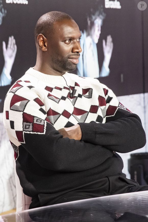 "Personne fait ça. Je n'arrive pas à croire ça. Des pratiques comme un message WhatsApp ? Tu fais du x2 ? Mais non... Qui fait ça ? C'est sans respect, ça.", s'est-il étonné.

Exclusif - Omar Sy - Enregistrement de l'émission "Clique", présentée par M.Achour et diffusée le 10 janvier sur Canal +
© Jack Tribeca / Bestimage