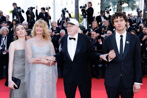 Jaya Harper, Laura Dern, Bruce Dern et Ellery Walker Harper - Montée des marches du film " La bataille de Gaulle : L'âge de fer " lors du 79ème Festival International du Film de Cannes, le 20 mai 2026. © Jacovides-Moreau / Bestimage