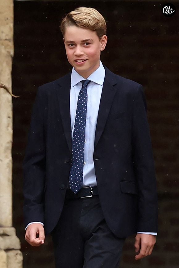 Le bien-être et la santé mentale des élèves occupent désormais une place importante, avec notamment des psychologues disponibles sur place.

Le prince George de Galles, fait sa rentrée au collège d'Eton entouré de ses parents, le prince William, prince de Galles, et Catherine (Kate) Middleton, princesse de Galles, le 8 septembre 2026.  © PA Wire/PA Images / Bestimage