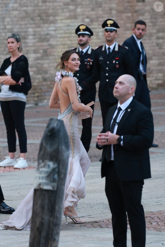Et pour cause, il s'agit d'une robe vintage Dolce & Gabbana - la même robe que l'ex de Leo, Gisele Bundchen, portait au Met Gala en 2003.

Vittoria Ceretti, compagne de Léonardo Dicaprio au mariage de Jeff Bezos et Lauren Sanchez juin 2025 @Backgrid UK/ Bestimage