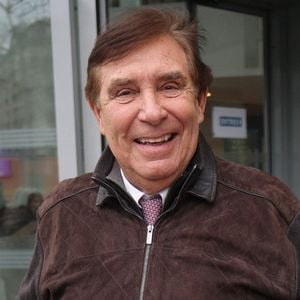 Jean-Pierre Foucault avait 14 ans lorsque son père a été assassiné en Algérie, le 22 février 1962.

Exclusif - Jean-Pierre Foucault quitte les studios de RTL. Paris.