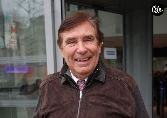Jean-Pierre Foucault avait 14 ans lorsque son père a été assassiné en Algérie, le 22 février 1962.

Exclusif - Jean-Pierre Foucault quitte les studios de RTL. Paris.