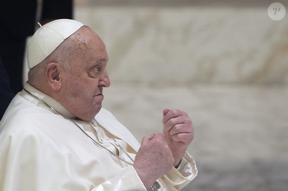 À la mort du pape, c’est le Collège des cardinaux qui a le pouvoir en attendant la nomination d'un nouveau pape

Le pape François dirige l'audience générale hebdomadaire dans la salle Paul VI au Vatican le 12 février 2025.