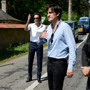 Anthony Delon et son demi-frère Alain-Fabien découvrent les hommages devant les grilles de la propriété de Douchy, quelques heures avant les obsèques de leur père, A.Delon, le 24 août 2024
©Agence / Bestimage