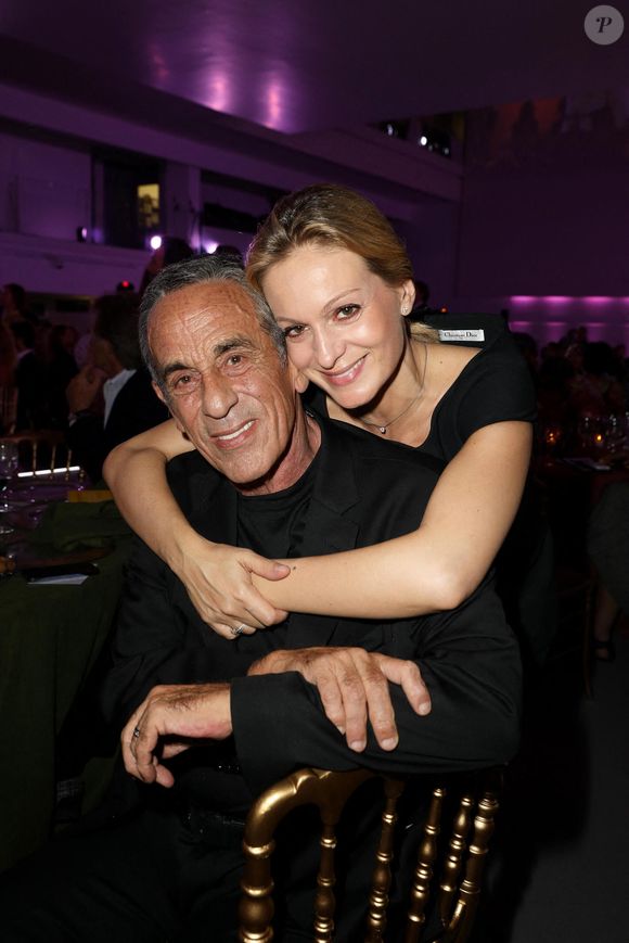 Exclusif - Thierry Ardisson et sa femme Audrey Crespo-Mara - Le professeur S.Lyonnet, président de l'Institut des maladies génétiques, et le galériste K. Mennour ont organisé la 4ème édition de la soirée "Heroes for Imagine", une grande vente aux enchères d’oeuvres d'art, animée par G.Elmaleh et dirigée par Christie's, à l'institut Imagine, 24 boulevard du Montparnasse dans le 15ème arrondissement de Paris, France, le 12 septembre 2022.  © Dominique Jacovides/Bestimage