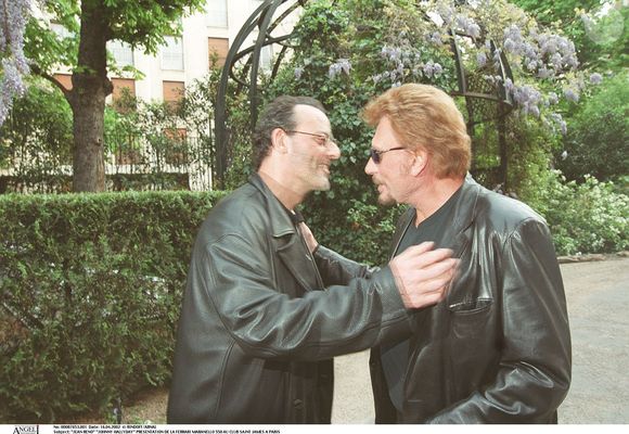 Jean Reno et Johnny Hallyday, présentation de la ferrar Maranello 550 au club Saint James à Paris.