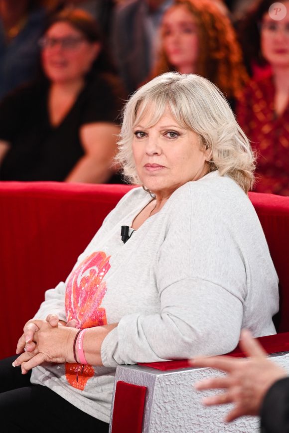 L'animatrice a notamment déclaré vouloir protéger sa fille, Willow, de sa tumeur : ""Je n’alarme pas ma fille, mais elle est au courant".

Exclusif - Laurence Boccolini lors de l'enregistrement de l'émission "Vivement dimanche", le 1er octobre 2025.

Photo : Guillaume Gaffiot / Bestimage