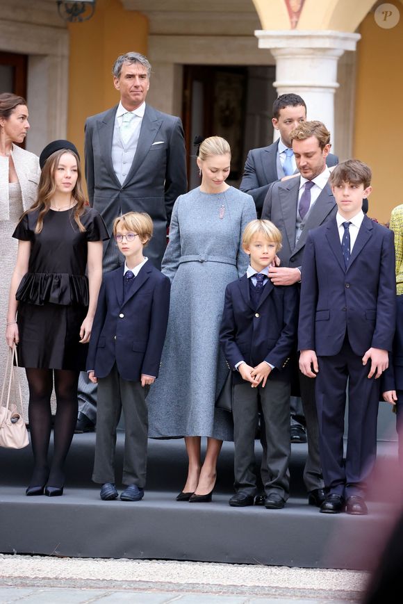 La princesse Alexandra de Hanovre, Pierre Casiraghi, Beatrice Borromeo, leurs enfants Stefano et Francesco, Raphaël Elmaleh - La famille princière monégasque dans la cour d'honneur du palais lors de la la fête nationale à Monaco le 19 novembre 2025. © Dominique Jacovides - Bruno Bebert / Bestimage