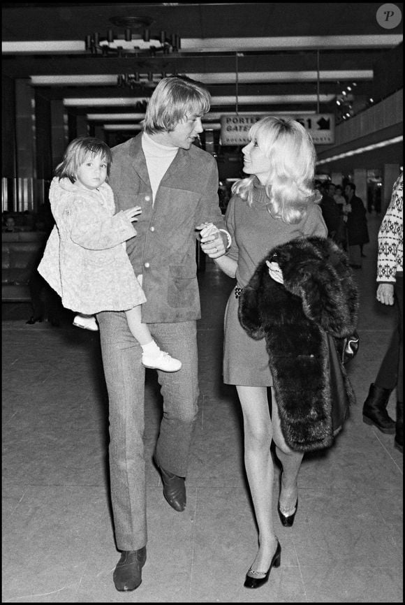 ARCHIVES — Dany Saval, son mari Maurice Jarre et leur fille Stéphanie (Stefanie) Jarre à l’aéroport d’Orly en 1967. Ils divorceront la même année.
AGENCE / BESTIMAGE
