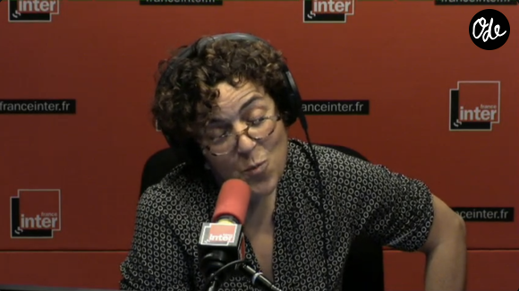 Depuis 2022, elle prêtait aussi sa voix au podcast jeunesse Toudou et aux Histoires de doudou.
Capture d'écran Dailymotion.
