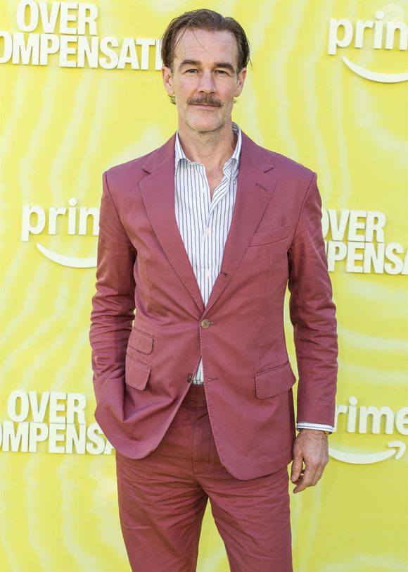 Sur le cliché, l’ancienne star de "Dawson", âgée de 48 ans, câline sa femme tandis qu’elle se penche légèrement sur lui. 

Hollywood, CA - Première à Los Angeles de la saison 1 d'Amazon Prime Video 'Overcompensating' au Hollywood Palladium le 14 mai 2025, à Hollywood, Los Angeles, Californie, États-Unis. Photo par Backgrid USA / Bestimage