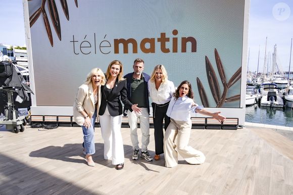 Alors que plusieurs rumeurs allaient bon train quant aux raisons de son départ, elle s'exprime enfin.

Exclusif - Charlotte Lipinska, Julie Gayet, Mathieu Kassovitz, Flavie Flament et Camille Dahan sur le plateau de l'émission Télématin en marge du 78ème Festival International du Film de Cannes, France, le 22 mai 2025. © Jack Tribeca/Bestimage