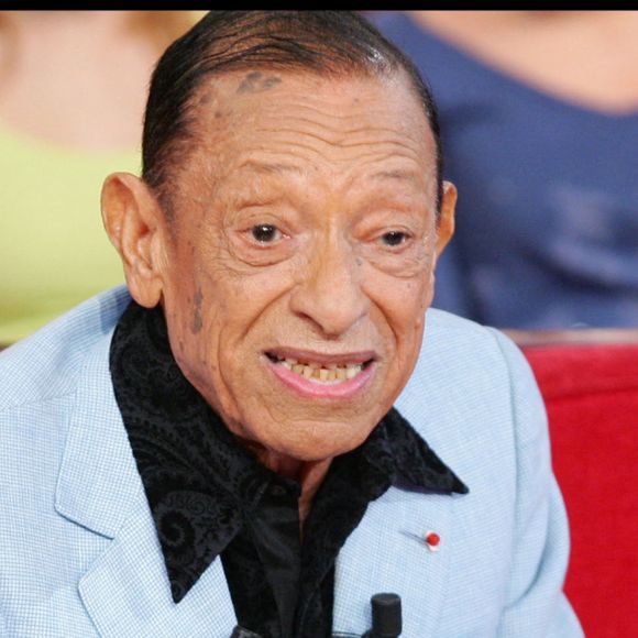 D'ailleurs, comme un symbole, il l'a baptisé Chambre avec vue. Cet album a marqué son grand retour sur le devant de la scène, après une longue traversée du désert. 

Henri Salvador - Enregistrement de "Vivement dimanche" le 12 décembre 2007 © Guillaume Gaffiot/Bestimage