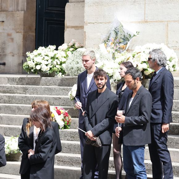 Lou Doillon, Charlotte Gainsbourg, Ben Attal, Marlowe (fils de Lou Doillon), Roman de Kermadec (fils de Kate Barry), Alice Attal, Stéphane Manel (compagnon de Lou Doillon), Yvan Attal et sa mère - Sorties des célébrités aux obsèques de Jane Birkin en l'église Saint-Roch à Paris. Le 24 juillet 2023
© Jacovides-KD Niko / Bestimage